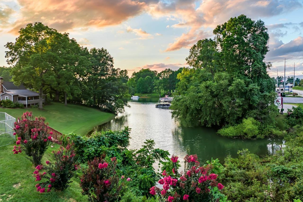 Retreat On The Lake Hiawassee Exterior photo